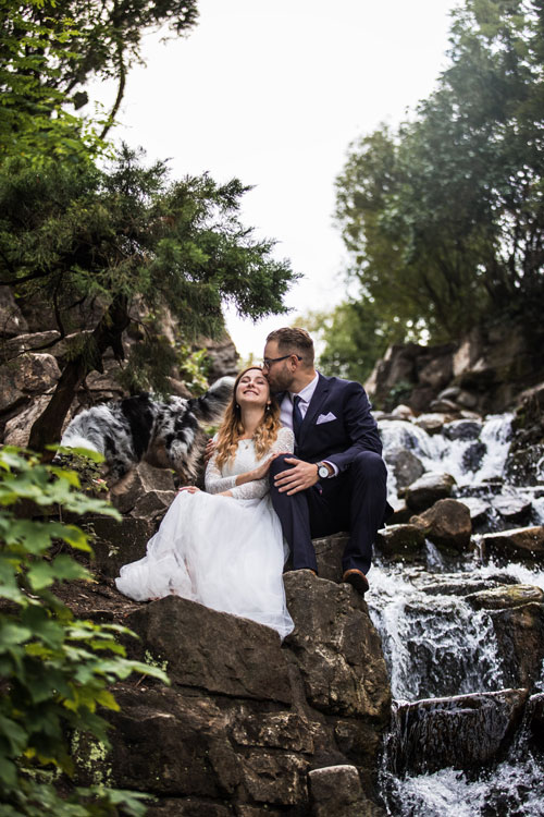 Hochzeitspaar am Wasserfall Viktoriapark Berlin